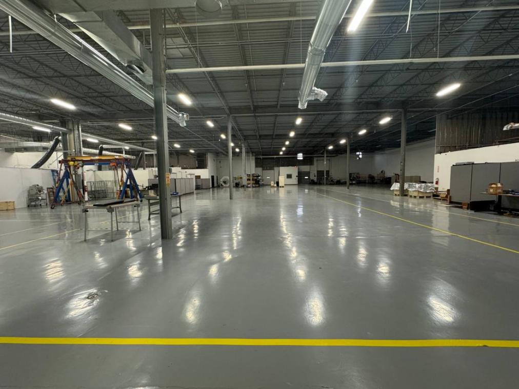 Medical device warehouse in Cleveland, USA: large interior space with ample ceiling height and a gantry crane for moving large equipment
