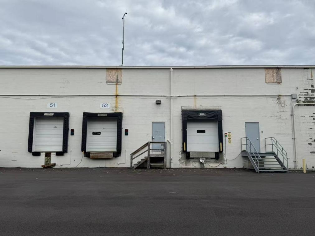 Medical device warehouse in Cleveland, USA: external loading docks with door seals and red/green signal lights